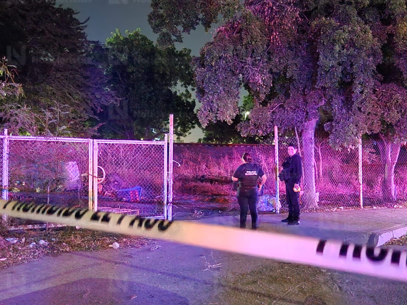 Policías resguardan lugar donde un hombre fue ejecutado en Culiacán