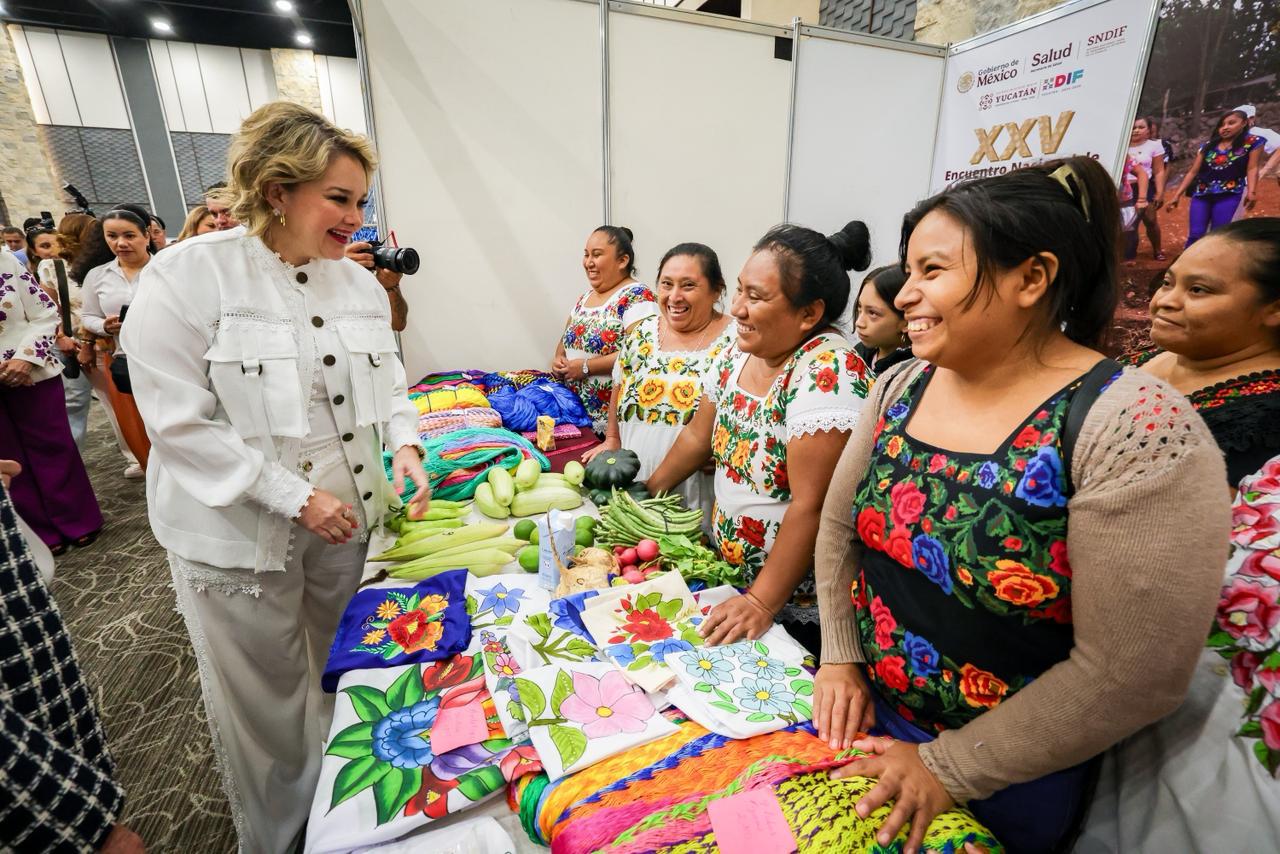 Eneyda Rocha en el "Encuentro Nacional de Alimentación y Desarrollo Comunitario" en Yucatán
