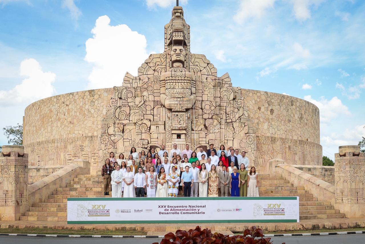 Eneyda Rocha en el "Encuentro Nacional de Alimentación y Desarrollo Comunitario" en Yucatán