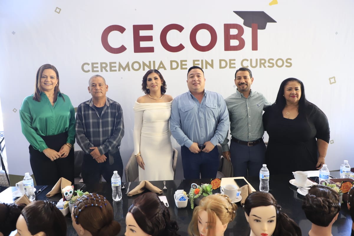 Entregan constancias a egresados de talleres del Cecobi en Mazatlan