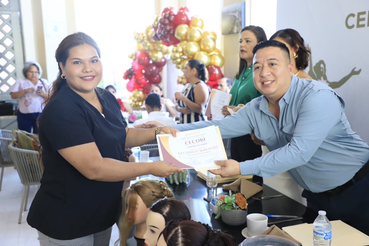 Entregan constancias a egresados de talleres del Cecobi en Mazatlan