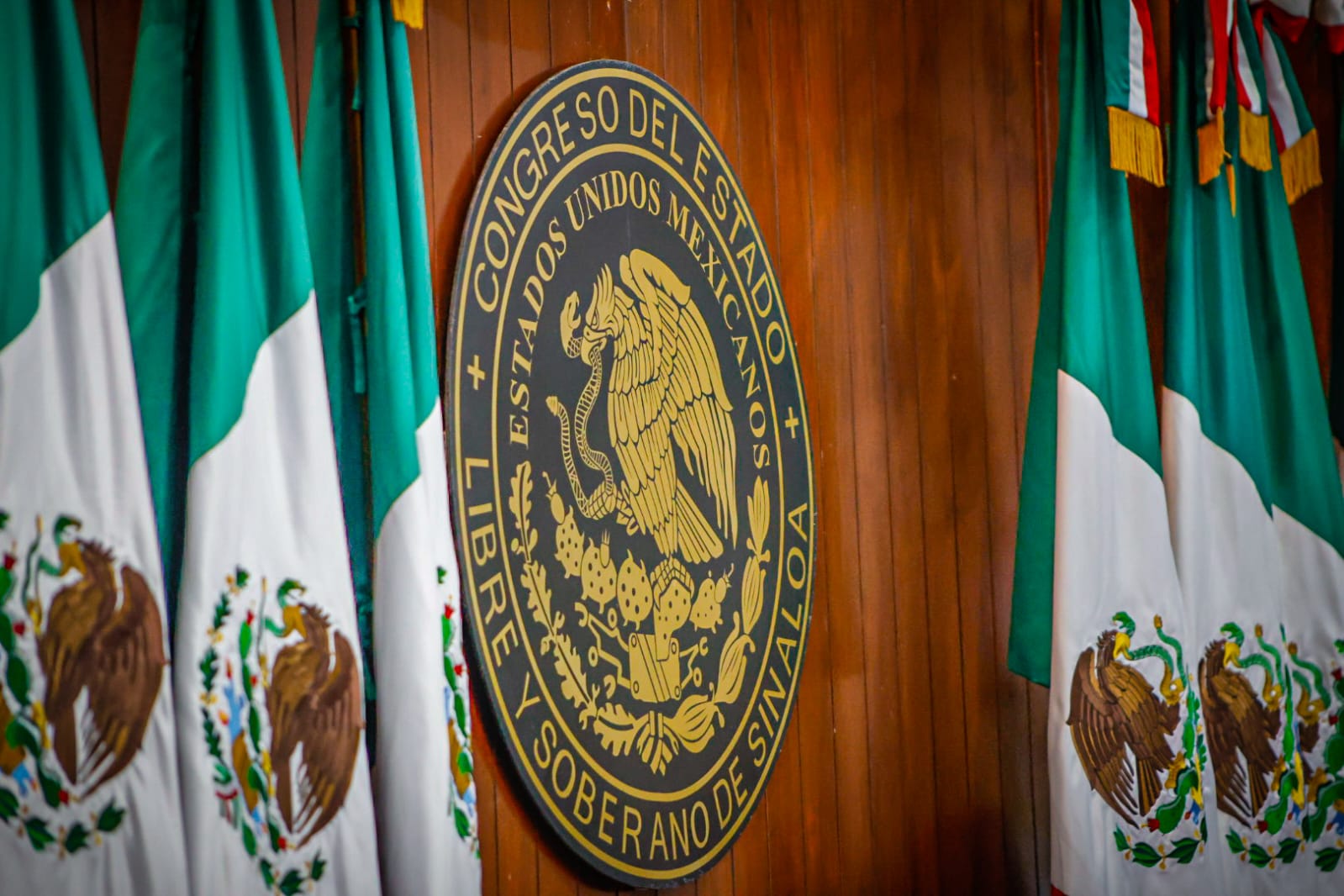 Escudo y banderas de México en el pleno del Congreso del Estado de Sinaloa