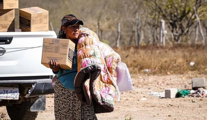 Entrega de apoyos invernales para temporada de invierno en Mazatlán
