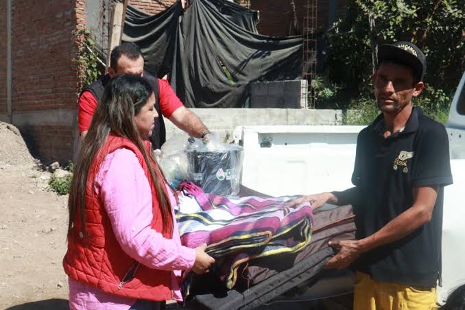 Entrega de apoyos invernales para temporada de invierno en Mazatlán