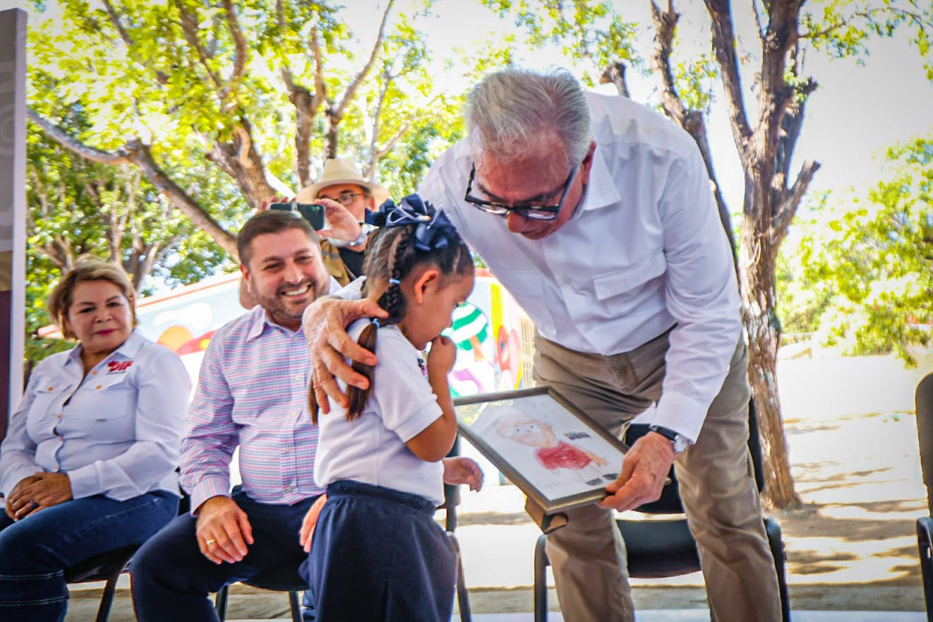 entrega de aulas en jardin de niños enriqueta cota valdez badiraguato alumna