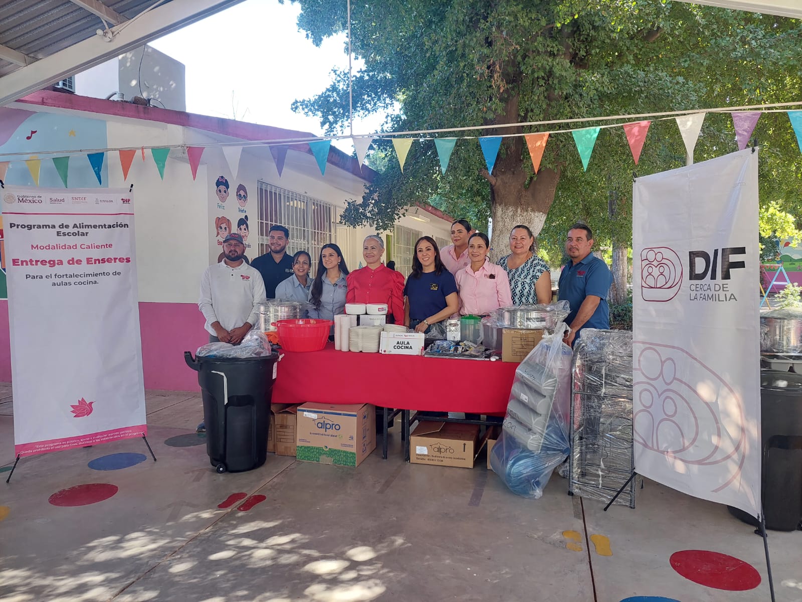 Entrega de enseres domésticos en escuelas de Salvador Alvarado, Sinaloa
