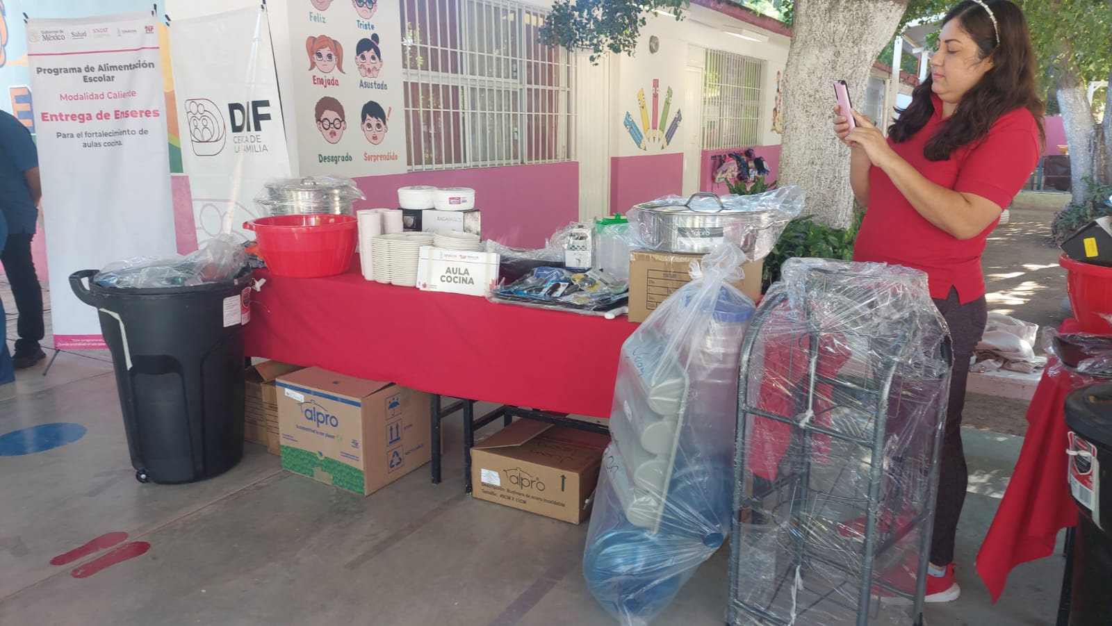 Entrega de enseres domésticos en escuelas de Salvador Alvarado, Sinaloa