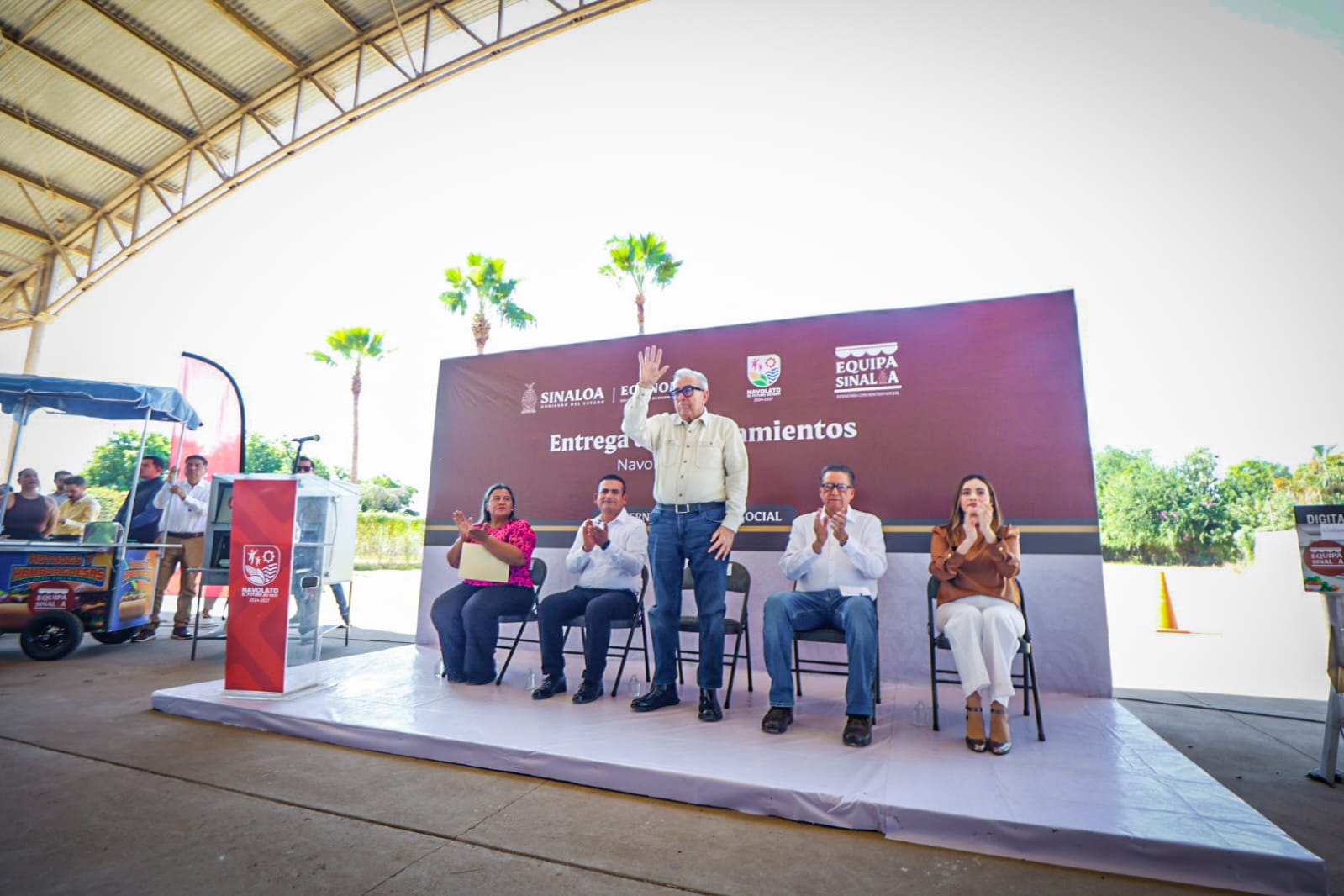 Rubén Rocha Moya en entrega de equipo para autoempleo en Navolato