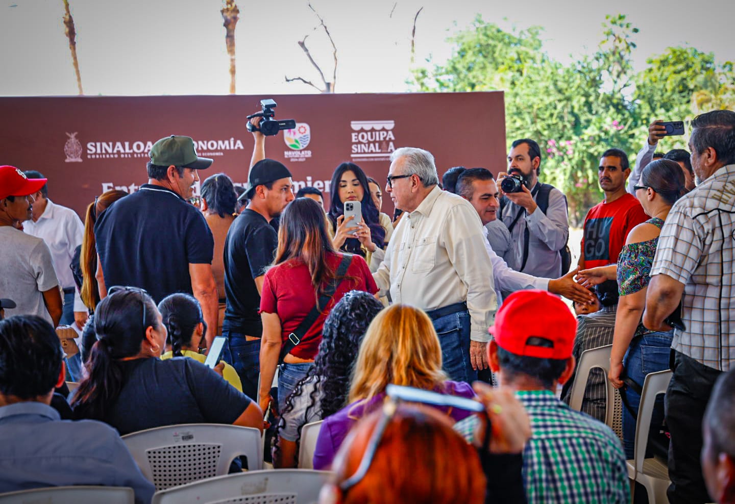 Rubén Rocha Moya en entrega de equipo para autoempleo en Navolato