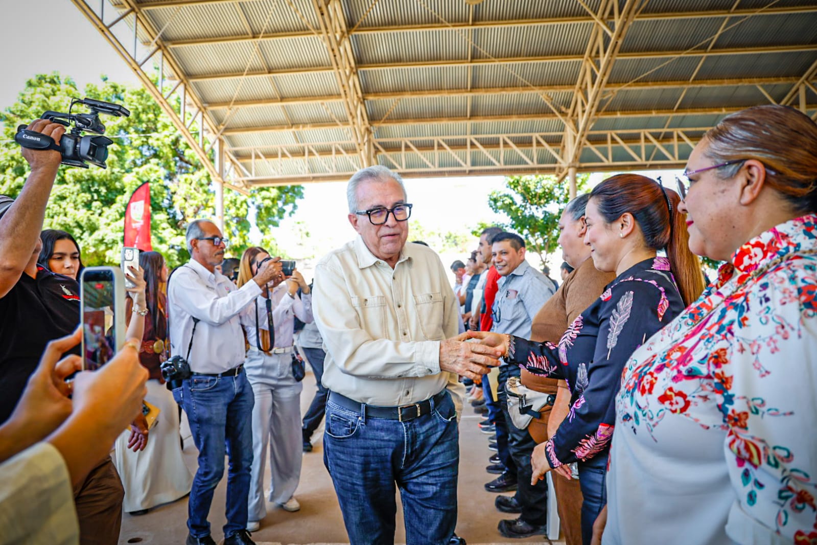 Rubén Rocha Moya en entrega de equipo para autoempleo en Navolato