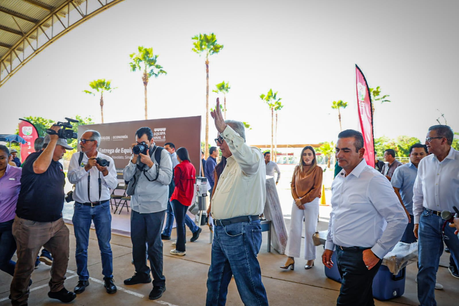 Rubén Rocha Moya en entrega de equipo para autoempleo en Navolato