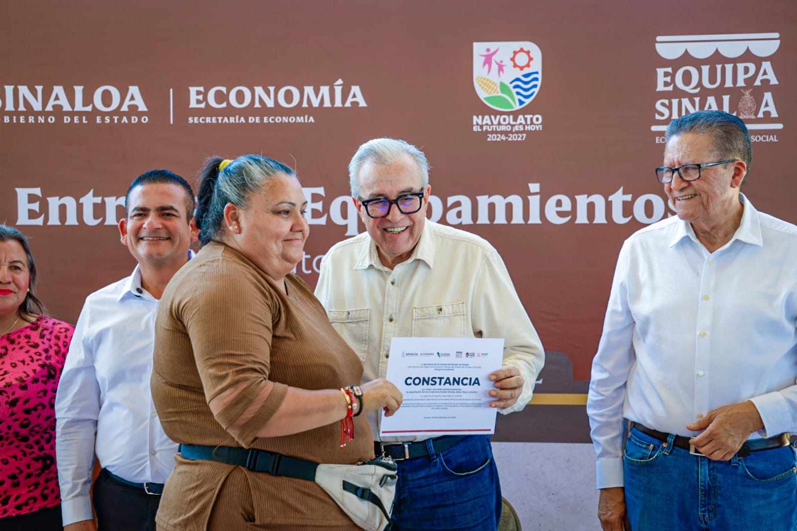 Rubén Rocha Moya en entrega de equipo para autoempleo en Navolato