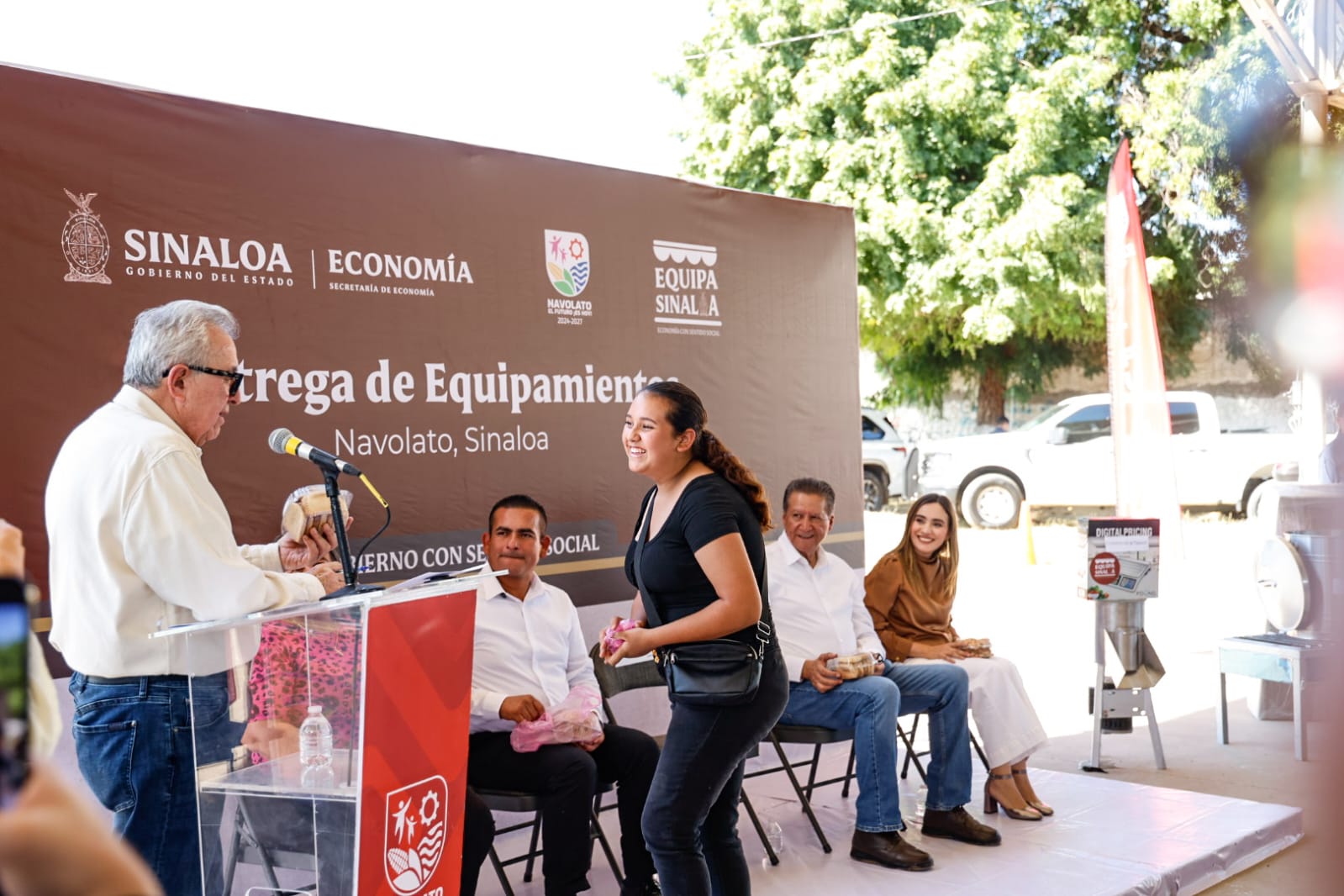 Entrega de equipo para autoempleo en Navolato
