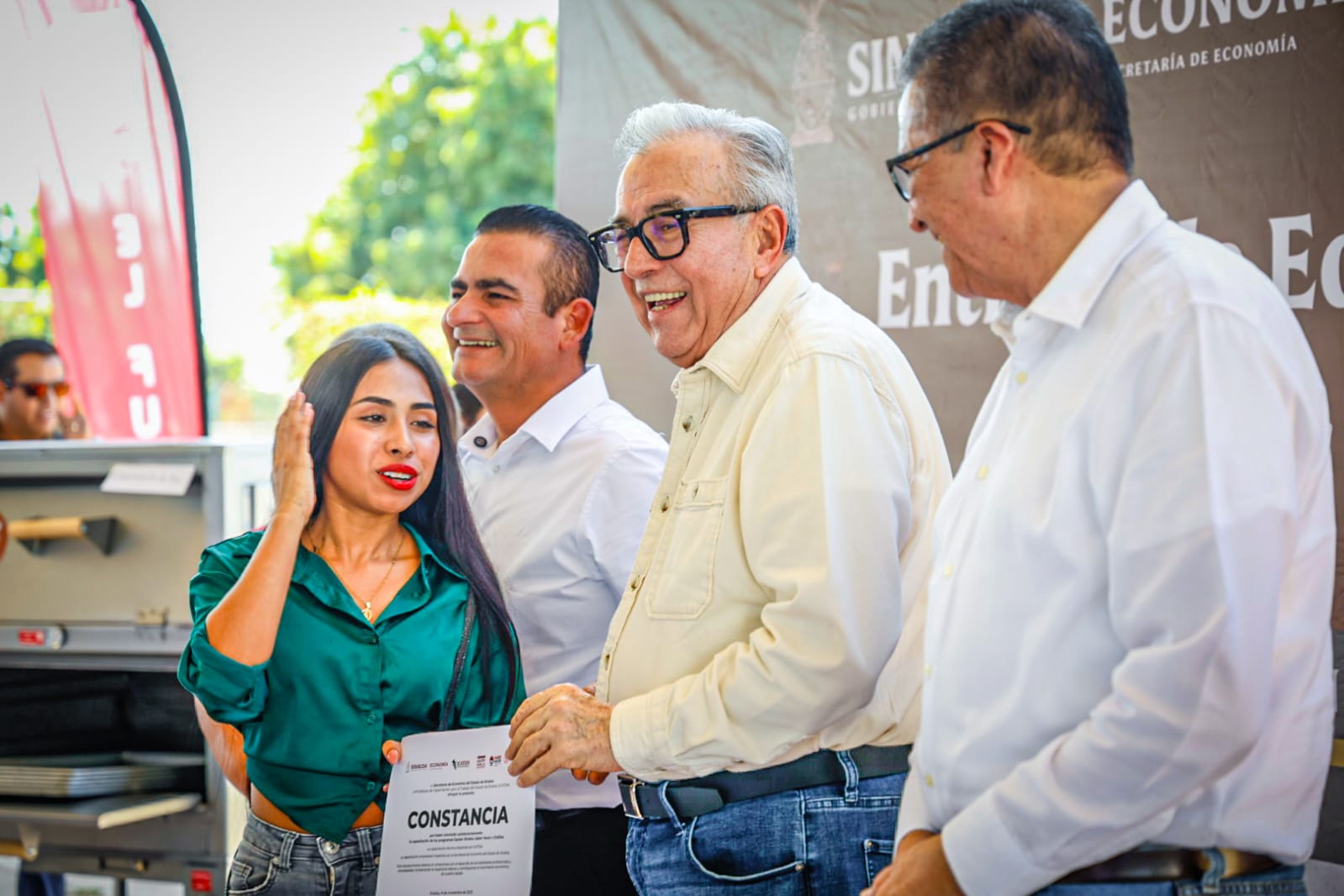 Rubén Rocha Moya en entrega de equipo para autoempleo en Navolato