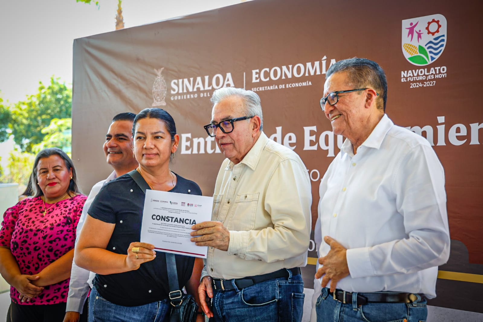 Rubén Rocha Moya en entrega de equipo para autoempleo en Navolato