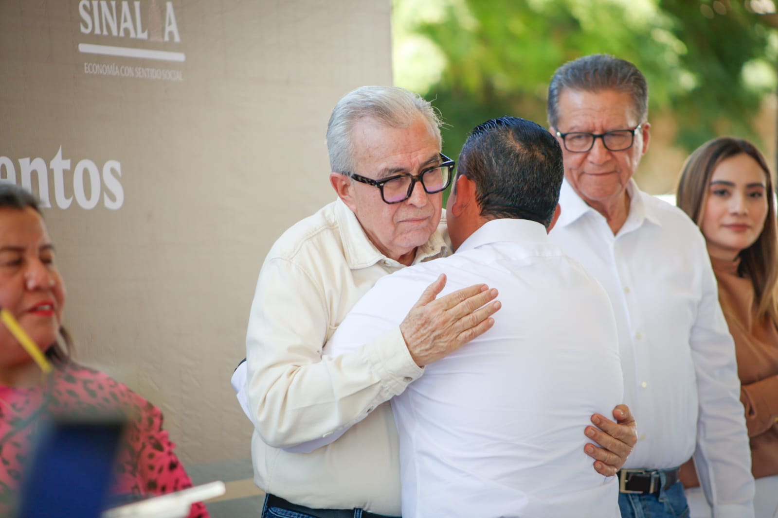 Rubén Rocha Moya en entrega de equipo para autoempleo en Navolato