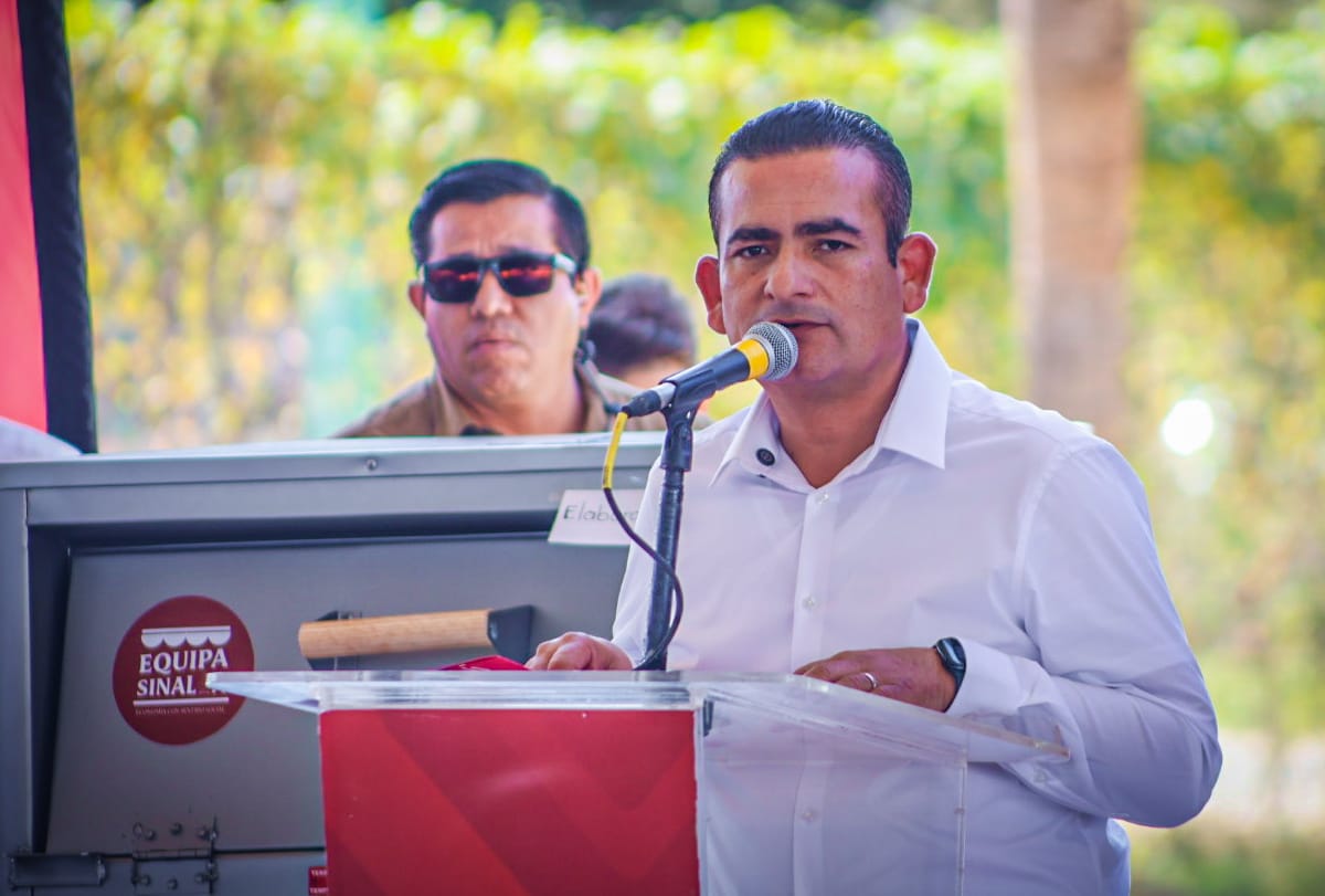 Jorge Bojórquez en entrega de equipo para autoempleo en Navolato