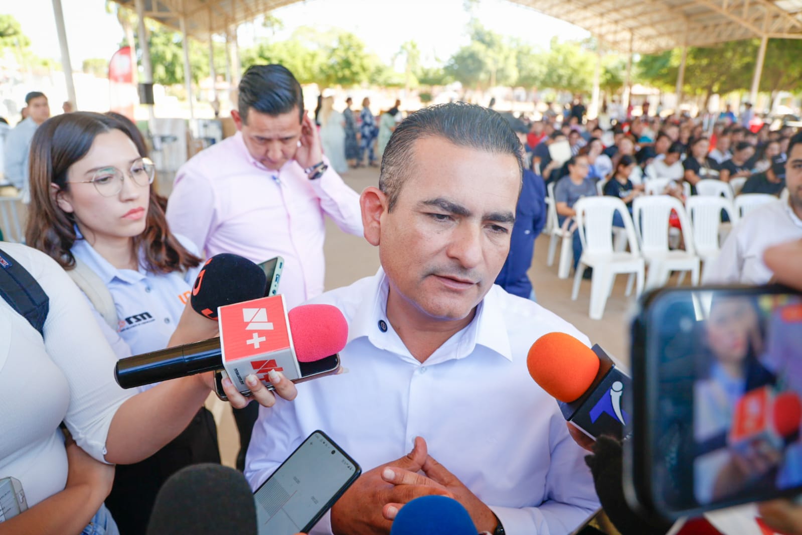 Jorge Bojórquez en entrega de equipo para autoempleo en Navolato