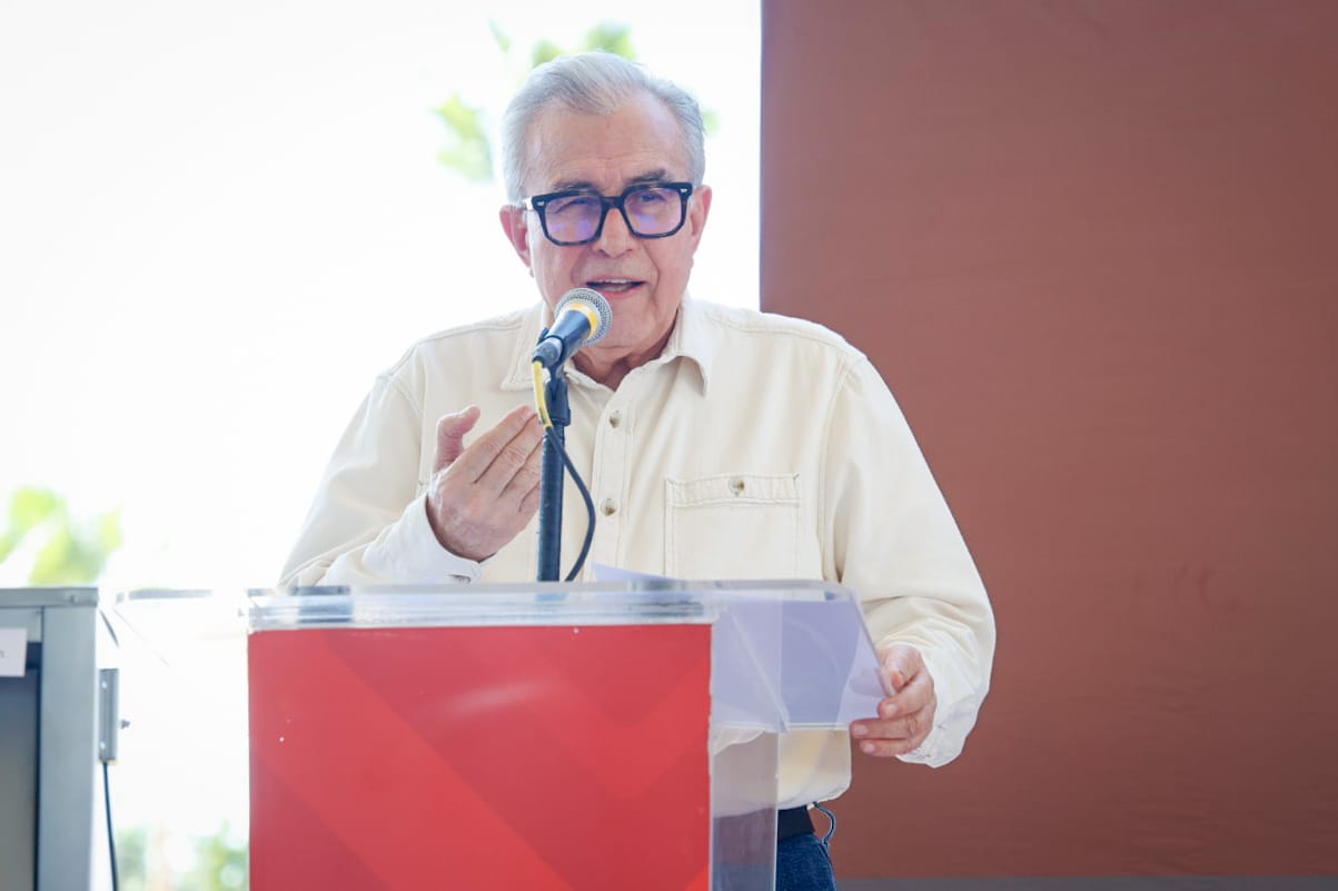 Rubén Rocha Moya en entrega de equipo para autoempleo en Navolato