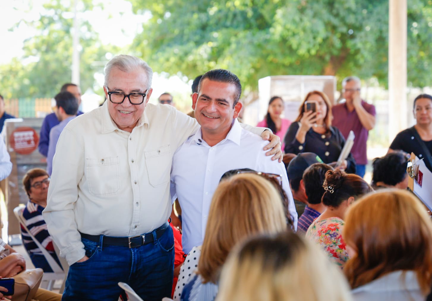 Rubén Rocha Moya en entrega de equipo para autoempleo en Navolato