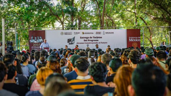 Encabeza Rocha entrega de tarjetas “Jóvenes Construyendo el Futuro” en Culiacán, Sinaloa, fueron mil 252 beneficiados