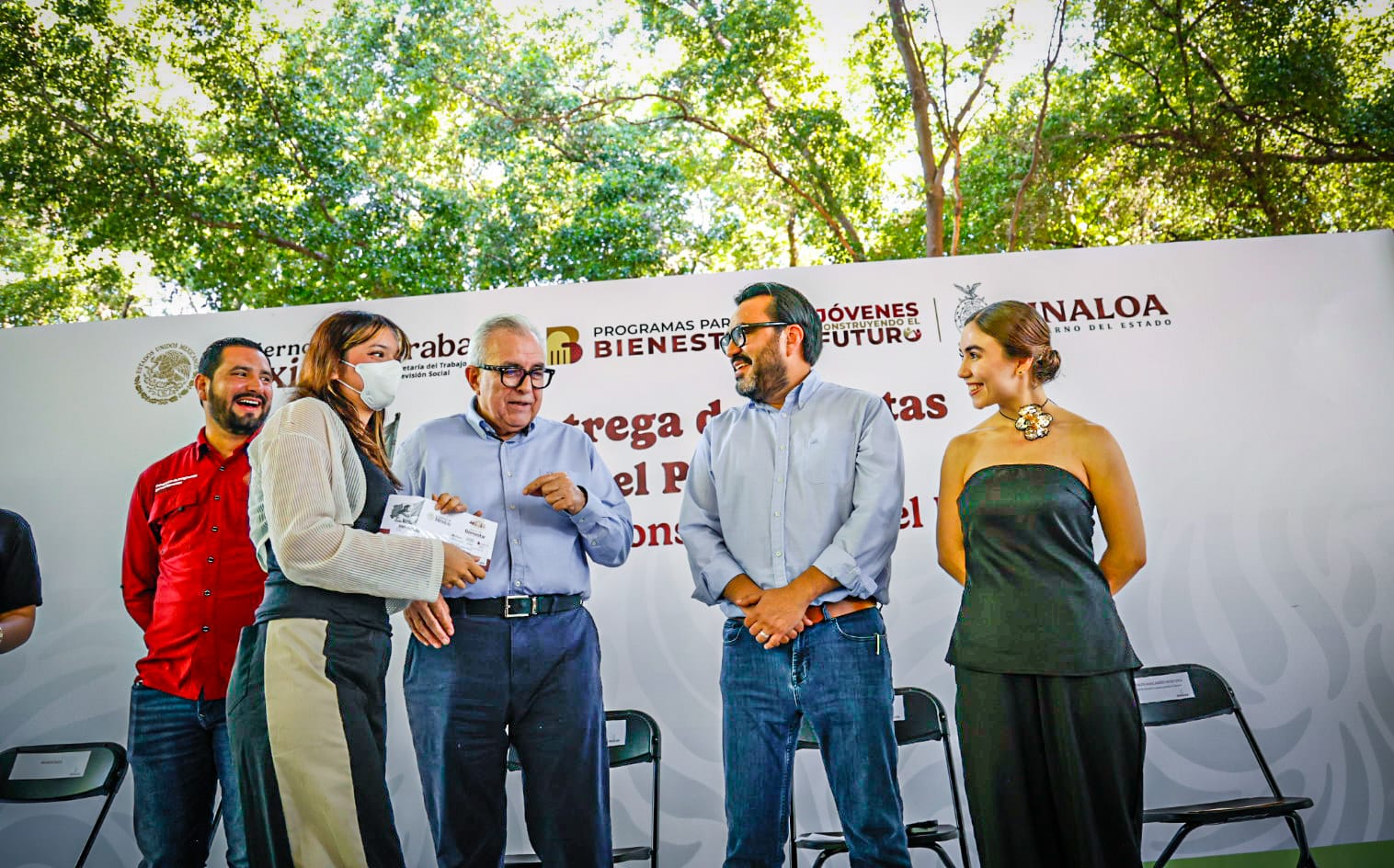 entrega de tarjetas jovenes construyendo el futuro en culiacan beneficiados