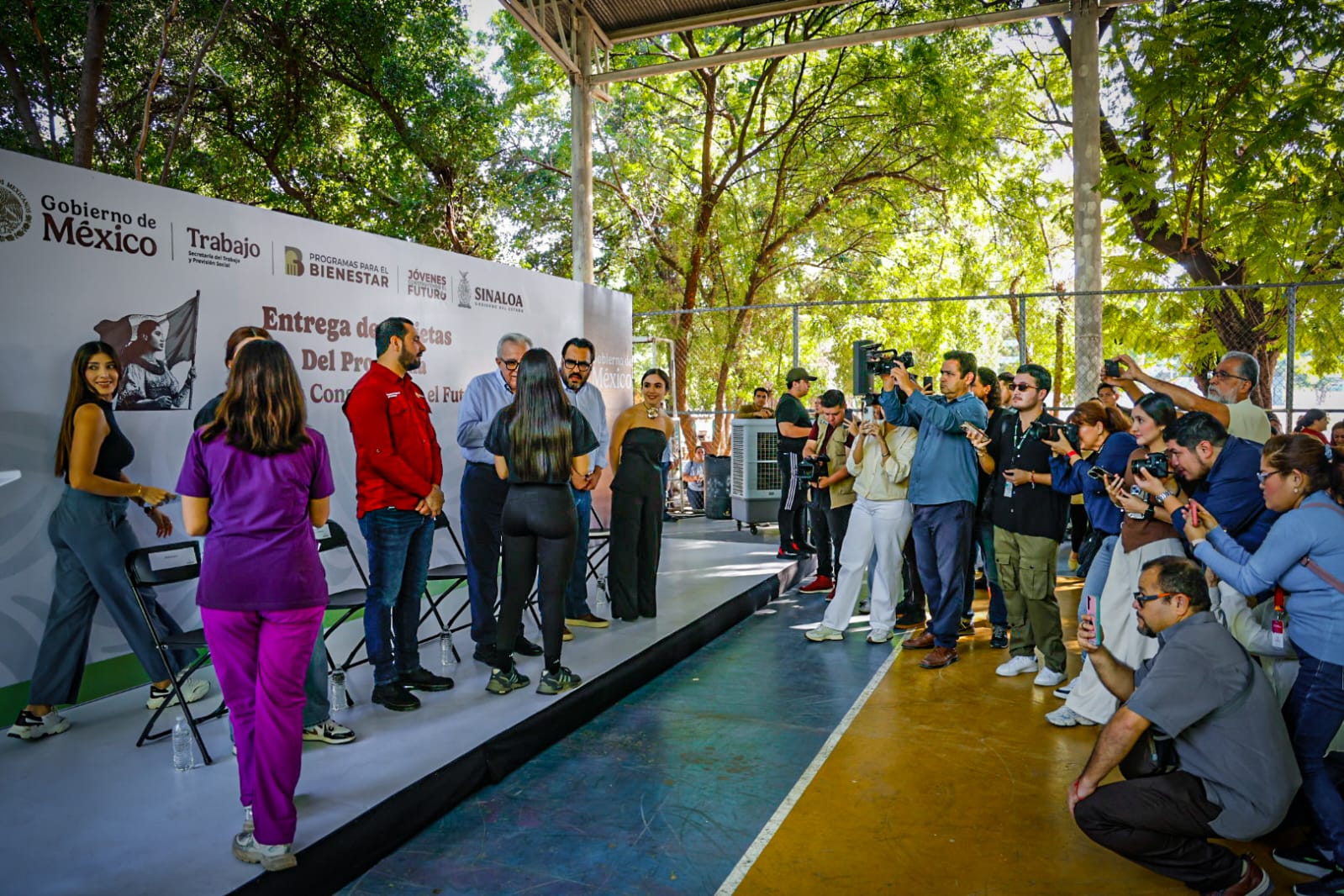 entrega de tarjetas jovenes construyendo el futuro en culiacan evento