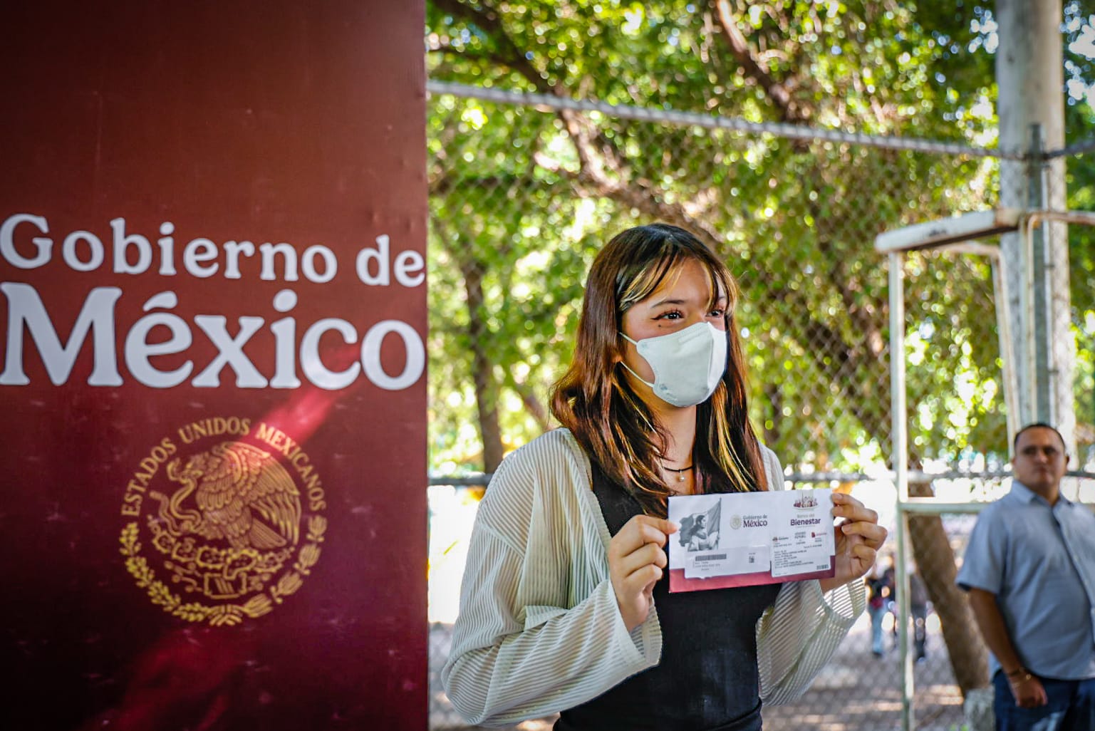 entrega de tarjetas jovenes construyendo el futuro en culiacan mujer