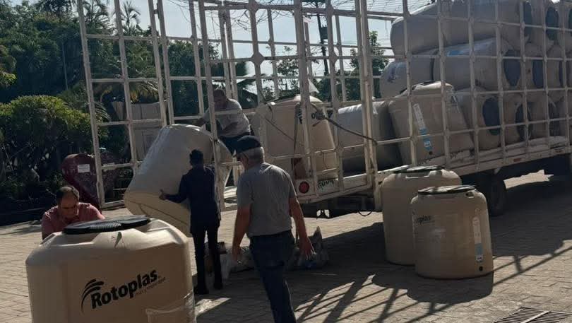 Entrega de tinacos en Mazatlán