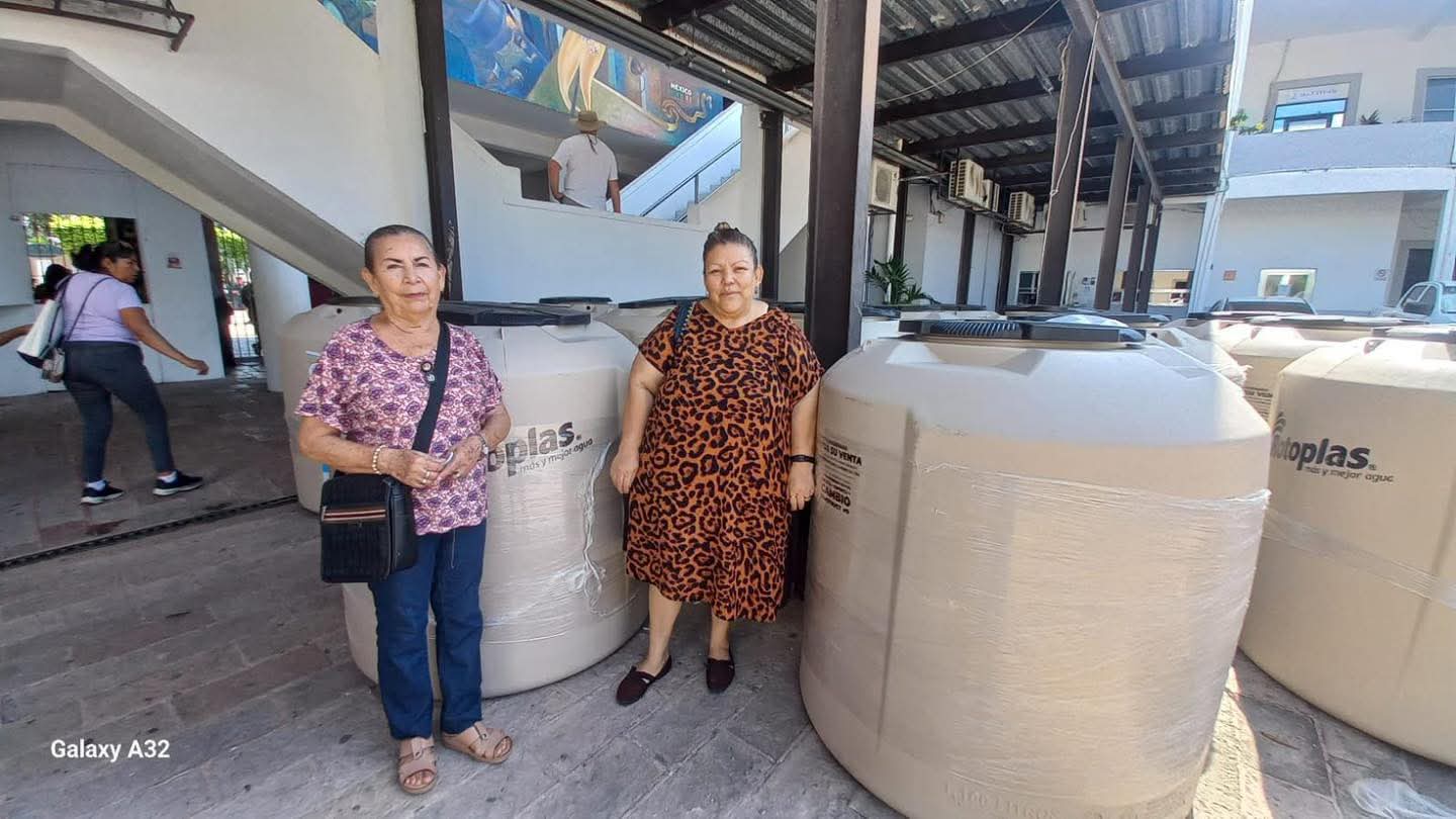 Entrega de tinacos en Mazatlán