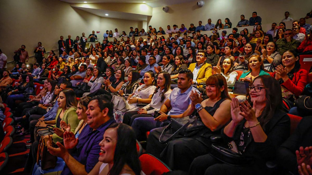 entrega rocha constancias y estimulos economicos a docentes asistentes