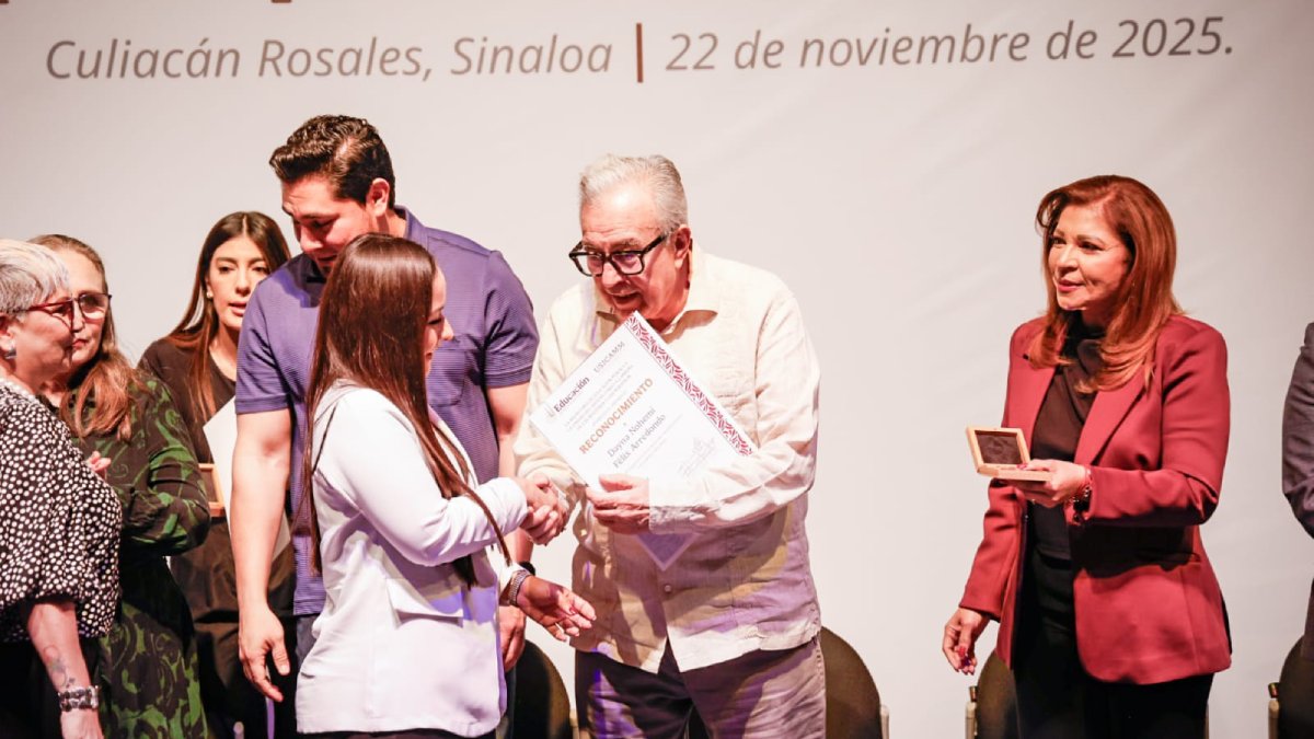 entrega rocha constancias y estimulos economicos a docentes culiacan