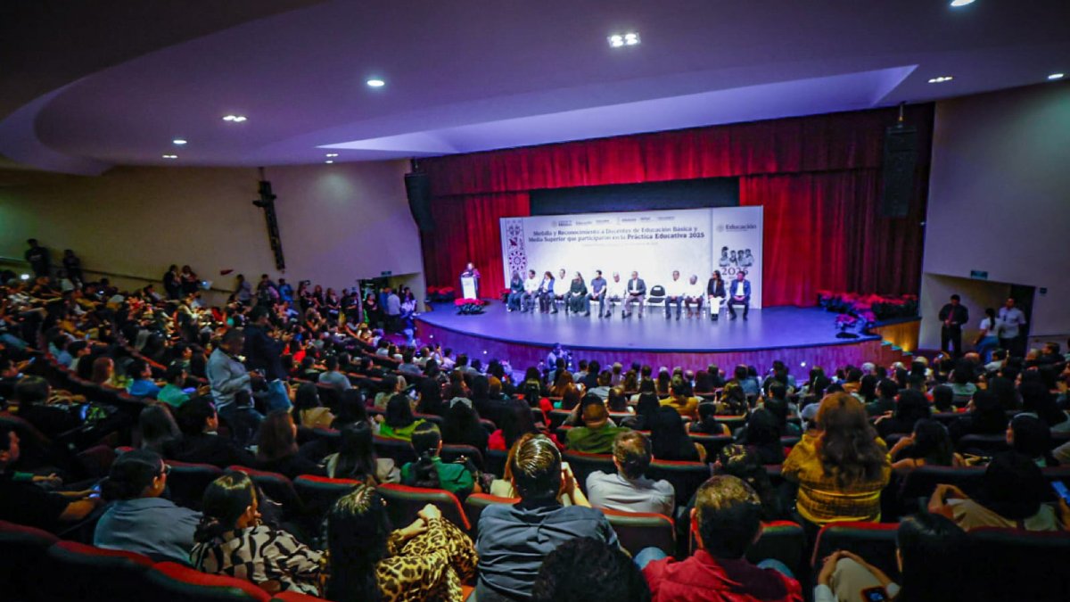 entrega rocha constancias y estimulos economicos a docentes en culiacan