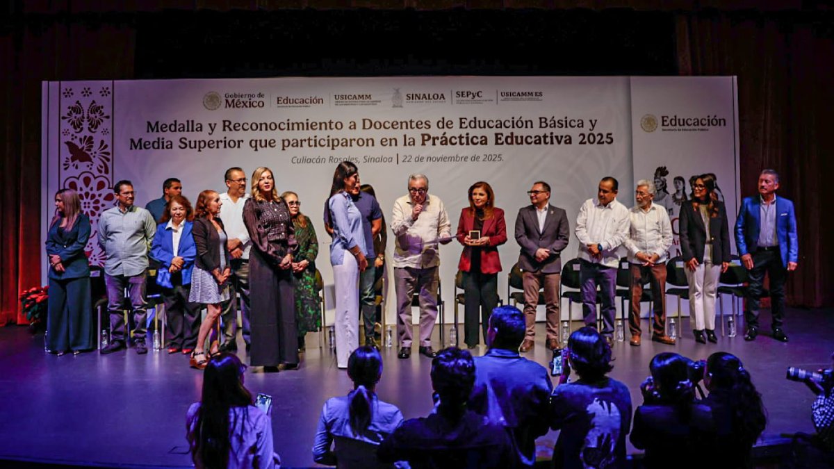 entrega rocha constancias y estimulos economicos a docentes