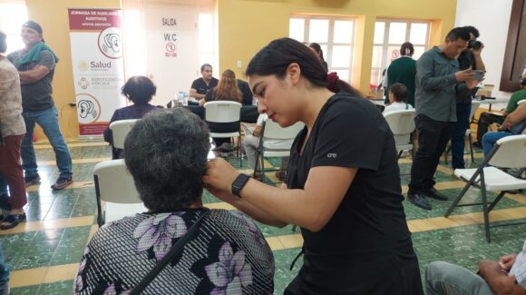 Entregan 160 auxiliares auditivos en Salvador Alvarado, Sinaloa con apoyo de la Beneficencia Pública del Estado