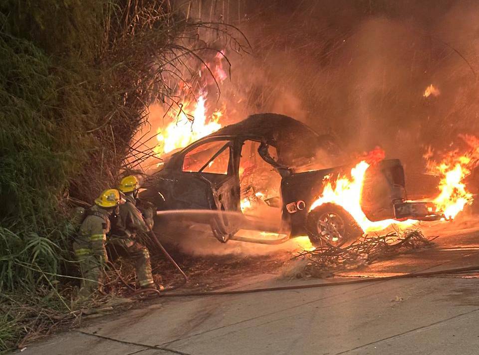 envuelta en fuego termino la unidad que se precipito al rio sinaloa