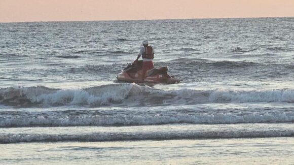 Tres bañistas son rescatados tras quedar atrapados por corrientes en Cerritos, Mazatlán, Sinaloa