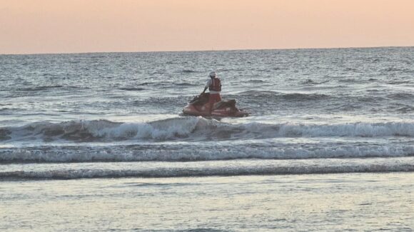 ¡Activan código de emergencia en playas de Mazatlán, Sinaloa! Rescatan a un bañista, pero hay dos más desaparecidos