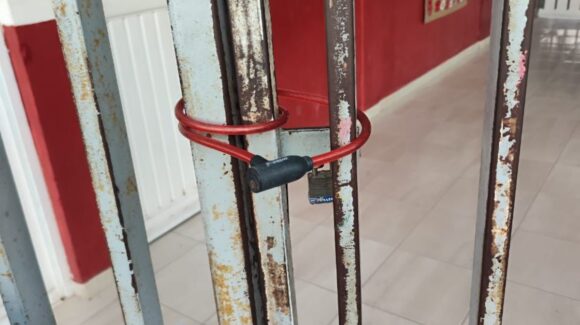 Dos madres de familia cierran con candado secundaria en Villa Juárez, Navolato; tras amenazas hay ausentismo: SEPyC