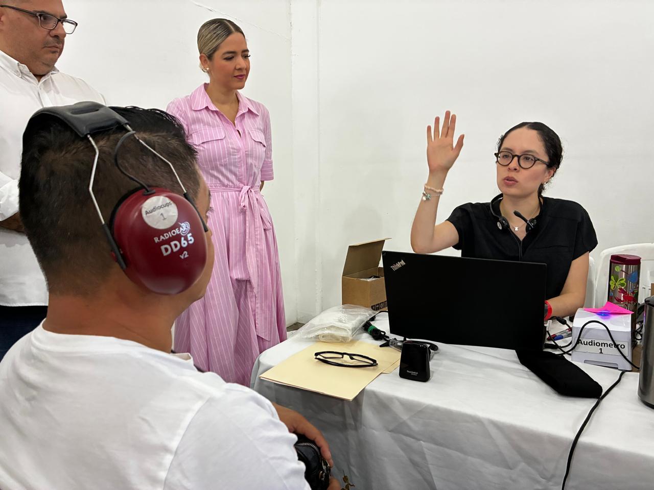 Siete municipios del sur de Sinaloa reciben auxiliares auditivos personalizados con apoyo de la Beneficencia Pública