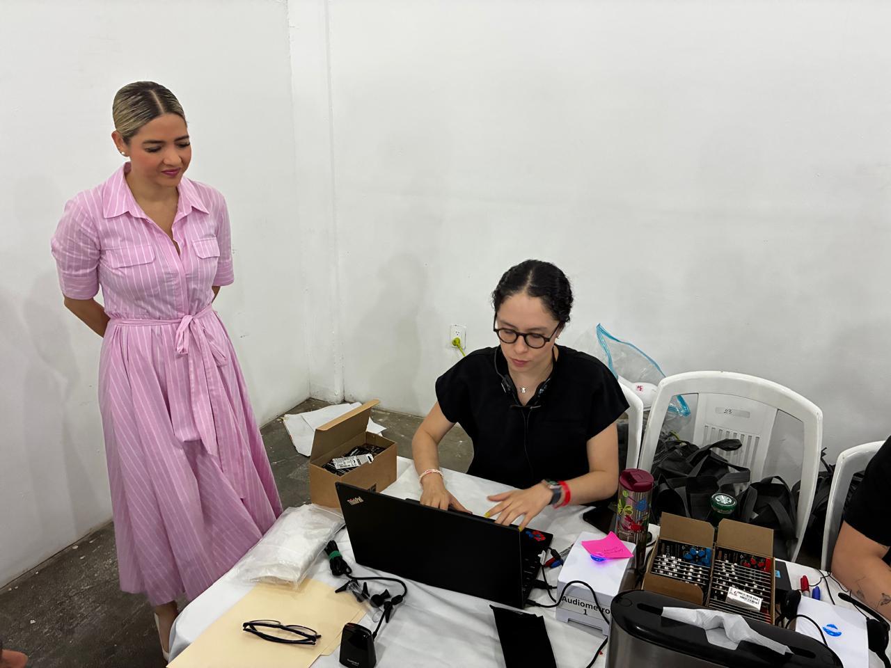 Siete municipios del sur de Sinaloa reciben auxiliares auditivos personalizados con apoyo de la Beneficencia Pública