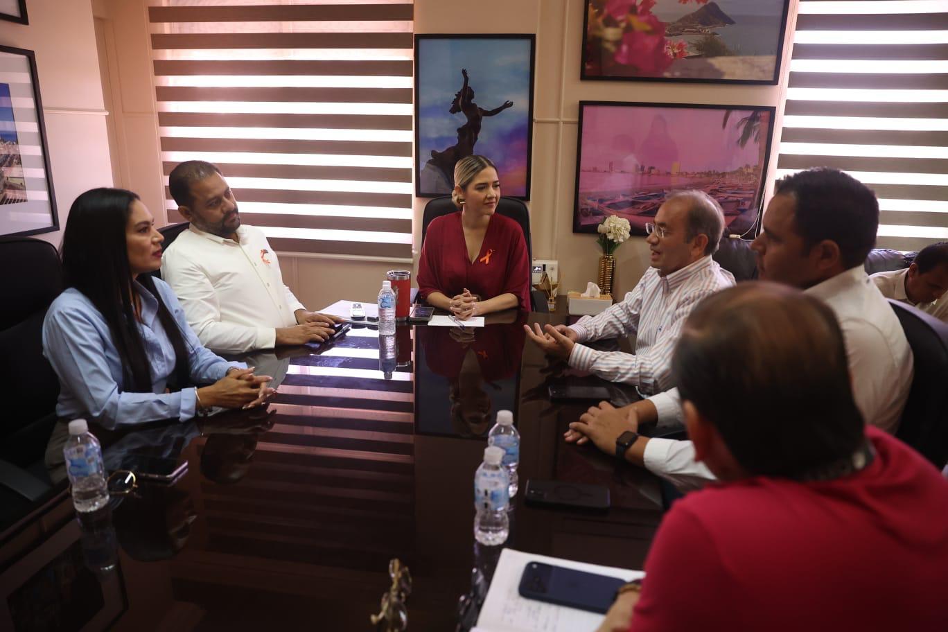 Reunión entre Estrella Palacios y Santiago Inzunza Cázares