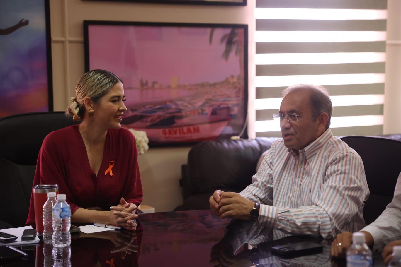 Reunión entre Estrella Palacios y Santiago Inzunza Cázares