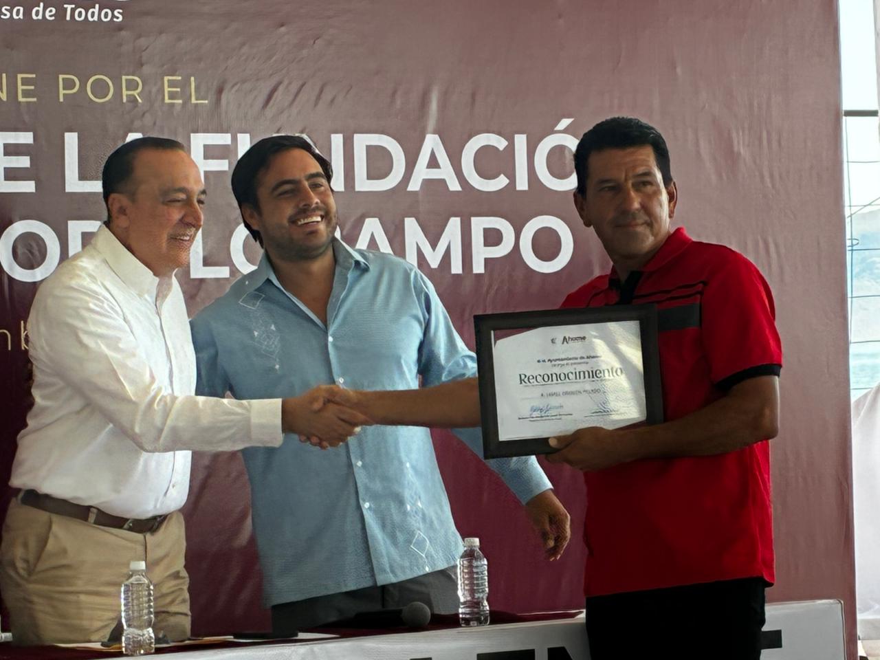Reconoce a ciudadanos ejemplares en marco de 139 aniversario de Topolobampo en Ahome, Sinaloa
