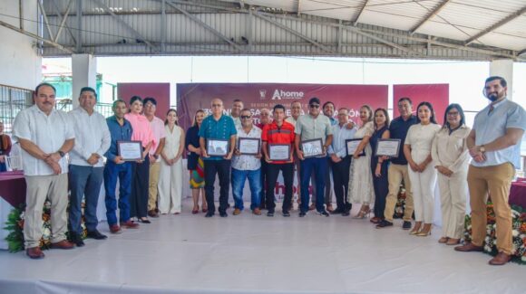Reconocen a ciudadanos ejemplares en marco de 139 aniversario de Topolobampo en Ahome, Sinaloa