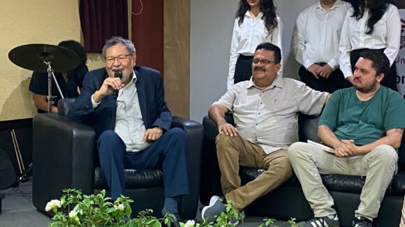 Rinden tributo a Élmer Mendoza en arranque de la Feria del Libro UAdeO Mazatlán 2025
