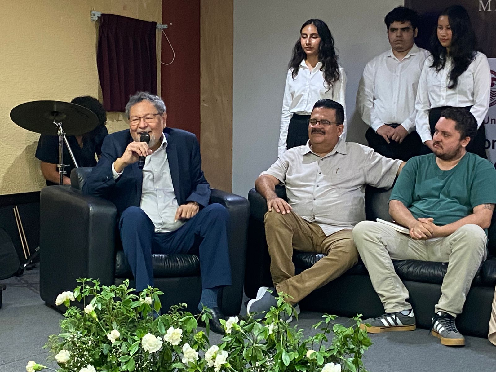 Rinden tributo a Élmer Mendoza en arranque de la Feria del Libro UAdeO Mazatlán 2025