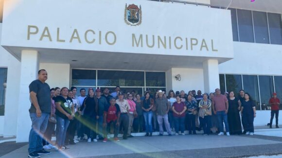 Exempleados del Ayuntamiento de Angostura se manifiestan para exigir el pago de su liquidación a un año de su despido
