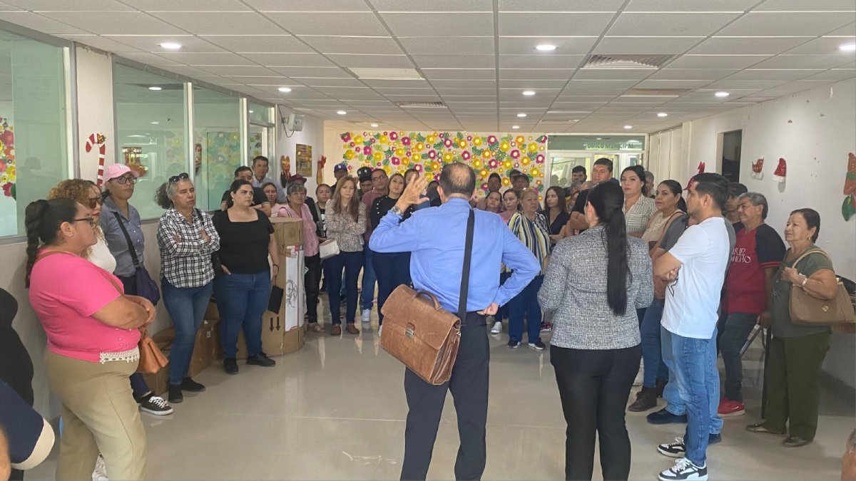 exempleados del ayuntamiento de angostura se manifiestan sinaloa