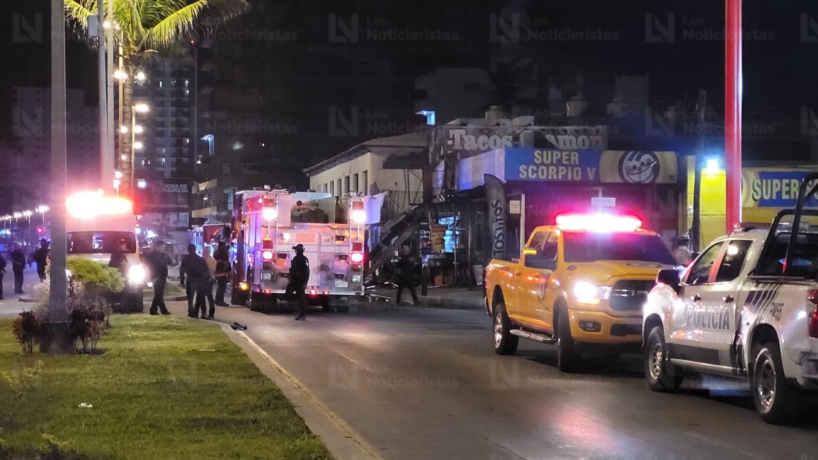 Protección Civil y Bomberos atienden explosión en taquería de Mazatlán